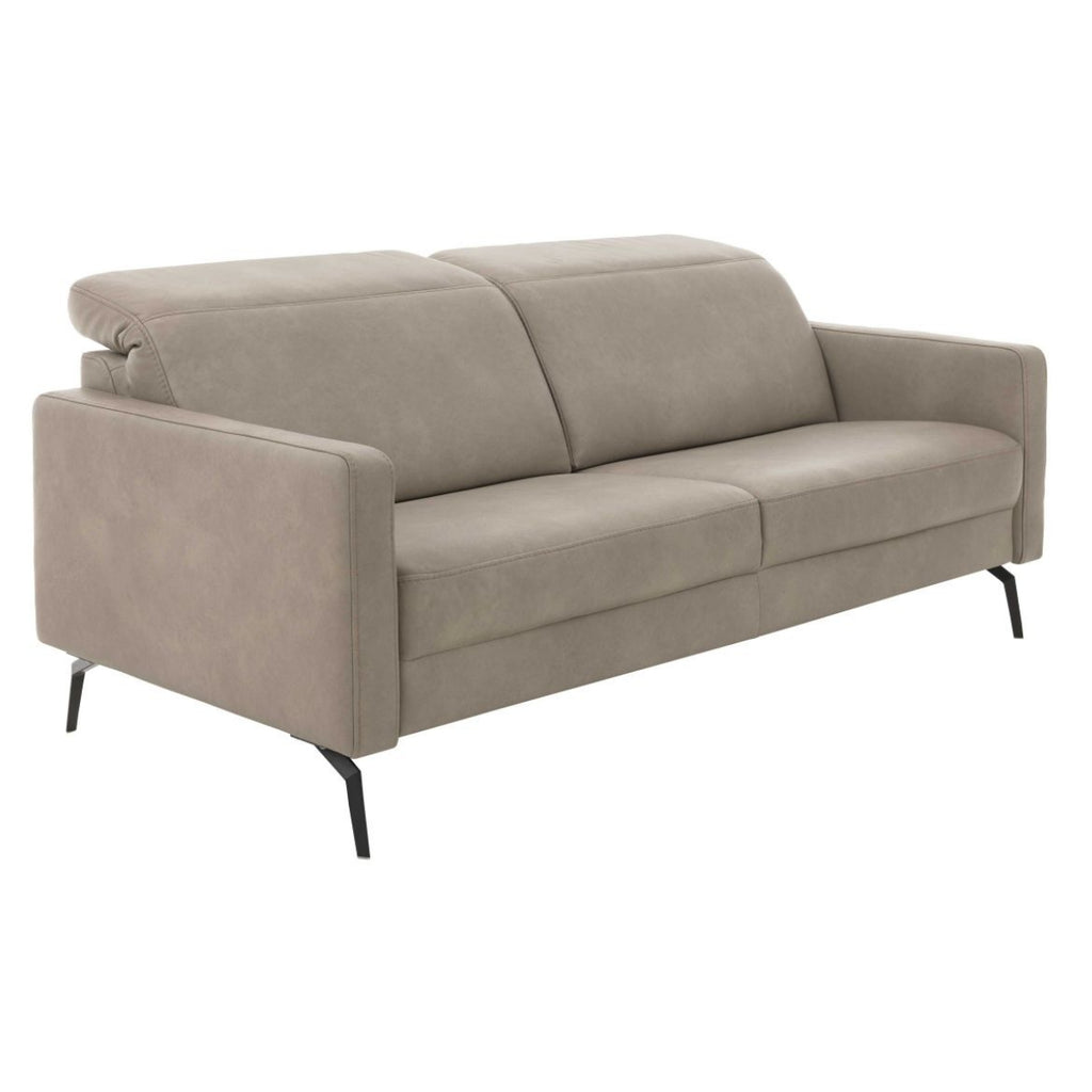 HUKLA® „Cloudy Gravel“ | IL Interliving Serie 4065, 2,5-Sitzer mit schwarzen Metallbeinen, Ansicht von vorne links, abgewinkelte Armlehnen.