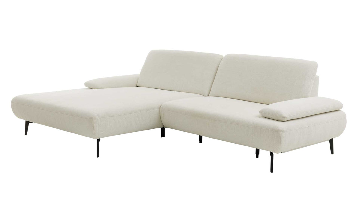 ZEHDENICK | IL Interliving Sofa Serie 4306 Jubiläums-Edition – Modulsofa, abgebildet mit Ottomane links, modern und individuell anpassbar.