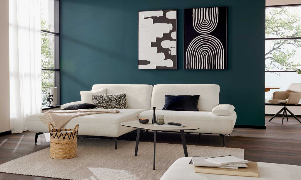 Modernes Wohnzimmer mit ZEHDENICK | IL Interliving Sofa Serie 4306 Jubiläums-Edition, Kunstwerk, runder Tisch und Korb.