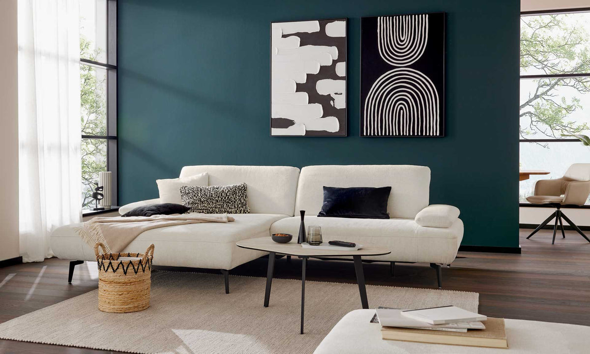 Modernes Wohnzimmer mit ZEHDENICK | IL Interliving Sofa Serie 4306 Jubiläums-Edition, Kunstwerk, runder Tisch und Korb.