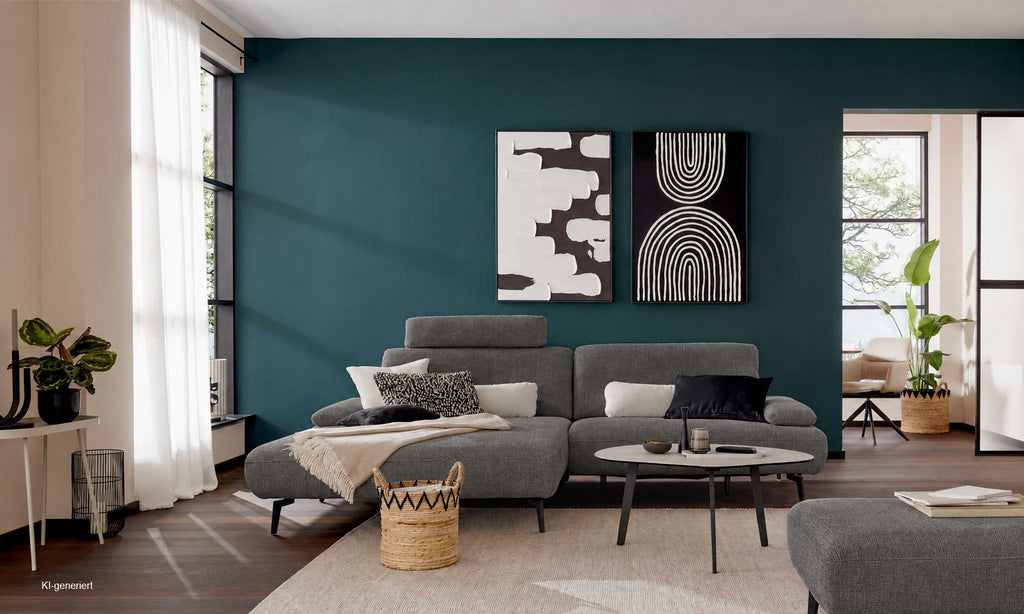 Modernes Wohnzimmer mit ZEHDENICK | IL Interliving Sofa Serie 4306 Jubiläums-Edition, Wanddekoration, Pflanzen und Tische.