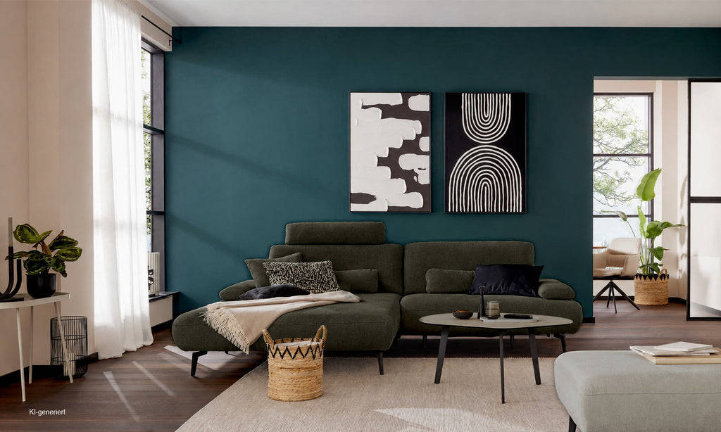 Modernes Wohnzimmer mit ZEHDENICK | IL Interliving Sofa Serie 4306 Jubiläums-Edition, türkisfarbenen Wänden und transparenten Vorhängen.