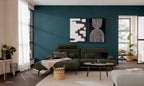 Modernes Wohnzimmer mit ZEHDENICK | IL Interliving Sofa Serie 4306 Jubiläums-Edition, türkisfarbenen Wänden und transparenten Vorhängen.
