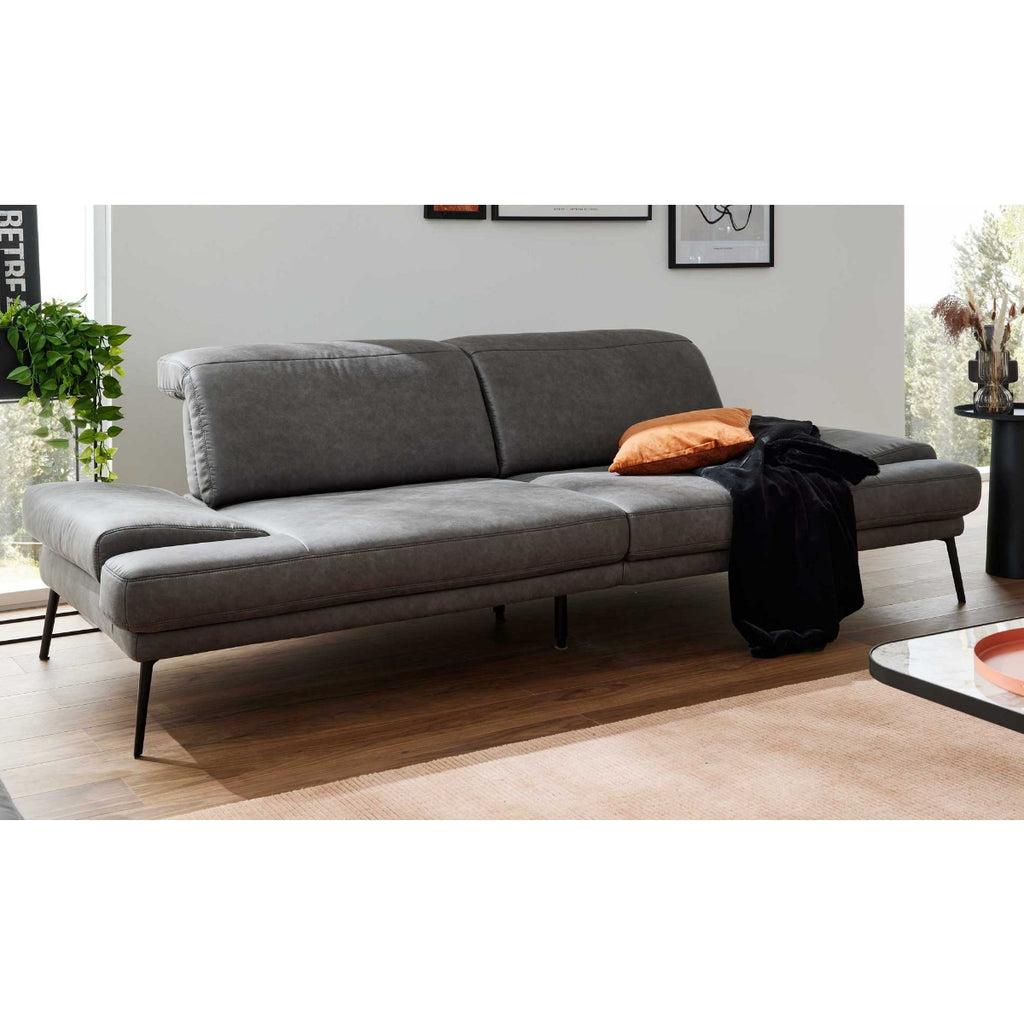 Modernes Zweisitzer-Sofa „Interliving 4460“ von Steinpol Polsteria, dunkelgrau mit schwarzen Metallfüßen.