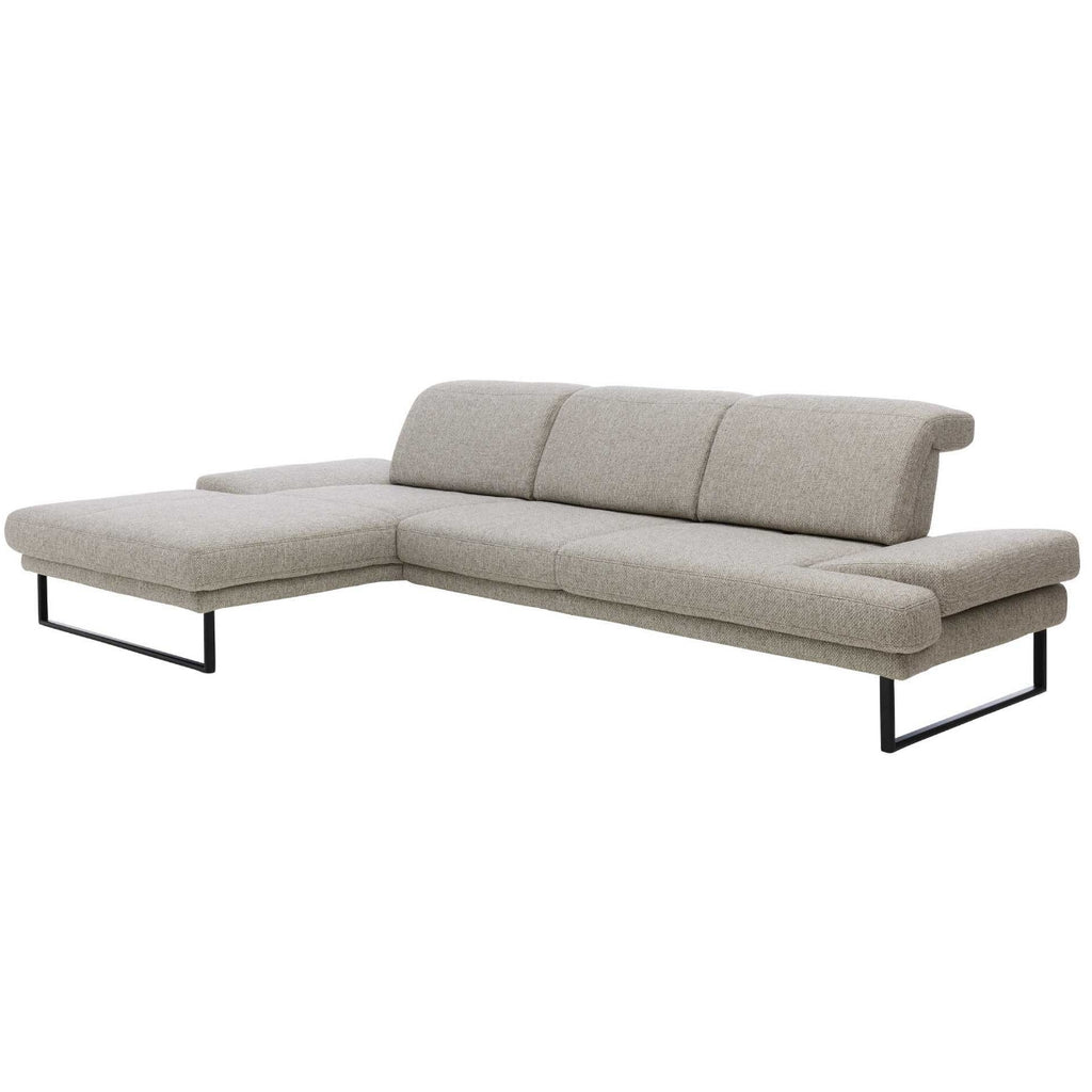 Ecksofa Interliving 4460 von Steinpol Polsteria | IL, silberner Stoff, runde schwarze Metallfüße, Chaiselongue.