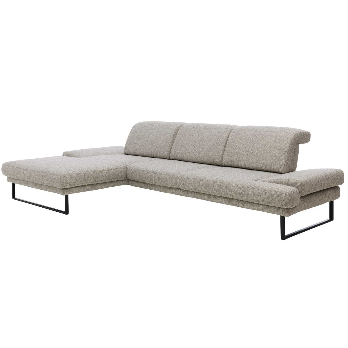 Ecksofa Interliving 4460 von Steinpol Polsteria | IL, silberner Stoff, runde schwarze Metallfüße, Chaiselongue.