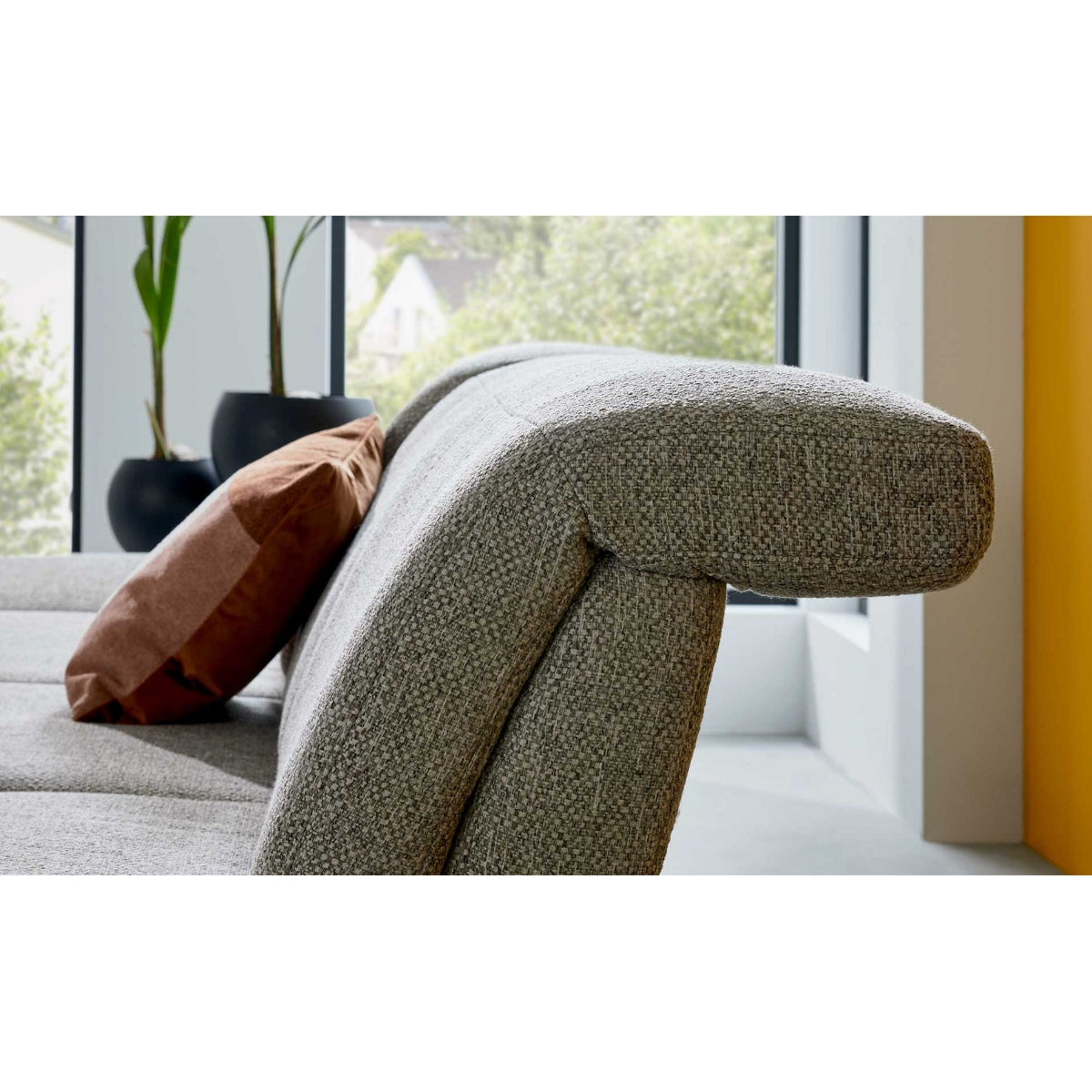 Ecksofa „Interliving 4460“ von Steinpol Polsteria in silbernem Stoff | IL mit schwarzen Metallbeinen in einem modernen Raum.