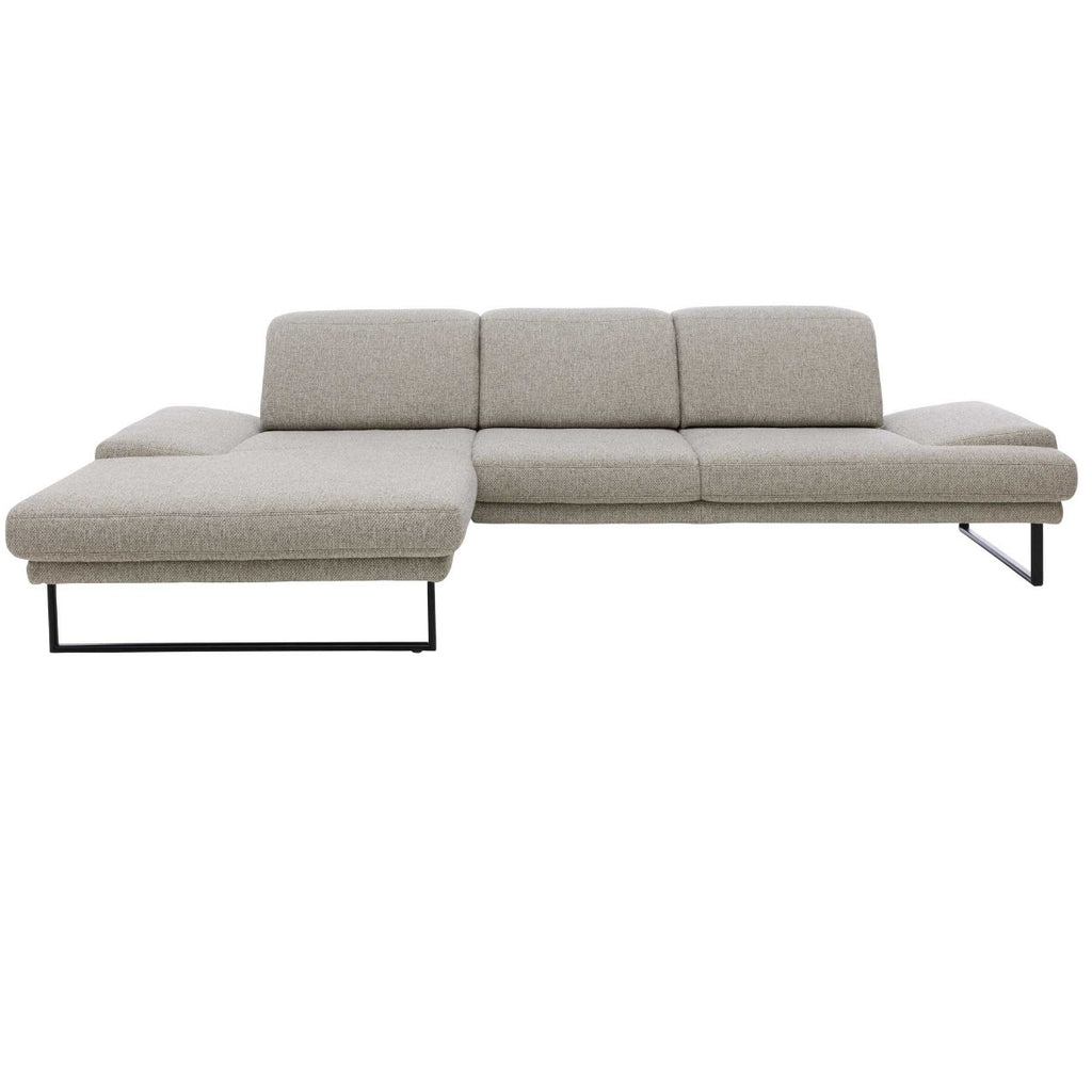 Ecksofa Interliving 4460 in Silber mit runden schwarzen Metallfüßen, von Steinpol Polsteria | Abb.