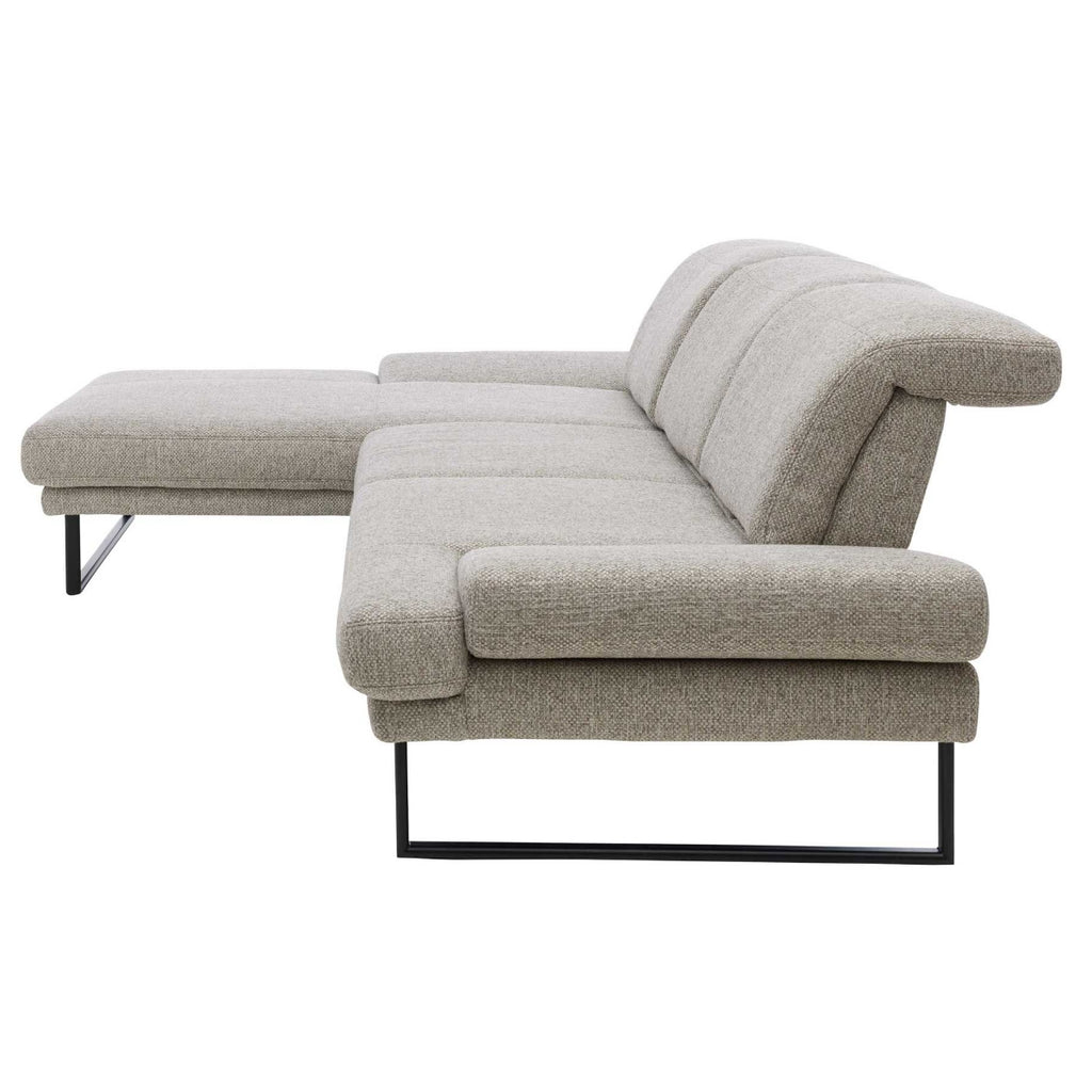 Ecksofa Interliving 4460 von Steinpol Polsteria | IL, silberner Stoff, Chaiselongue links, schwarze Rundfüße.