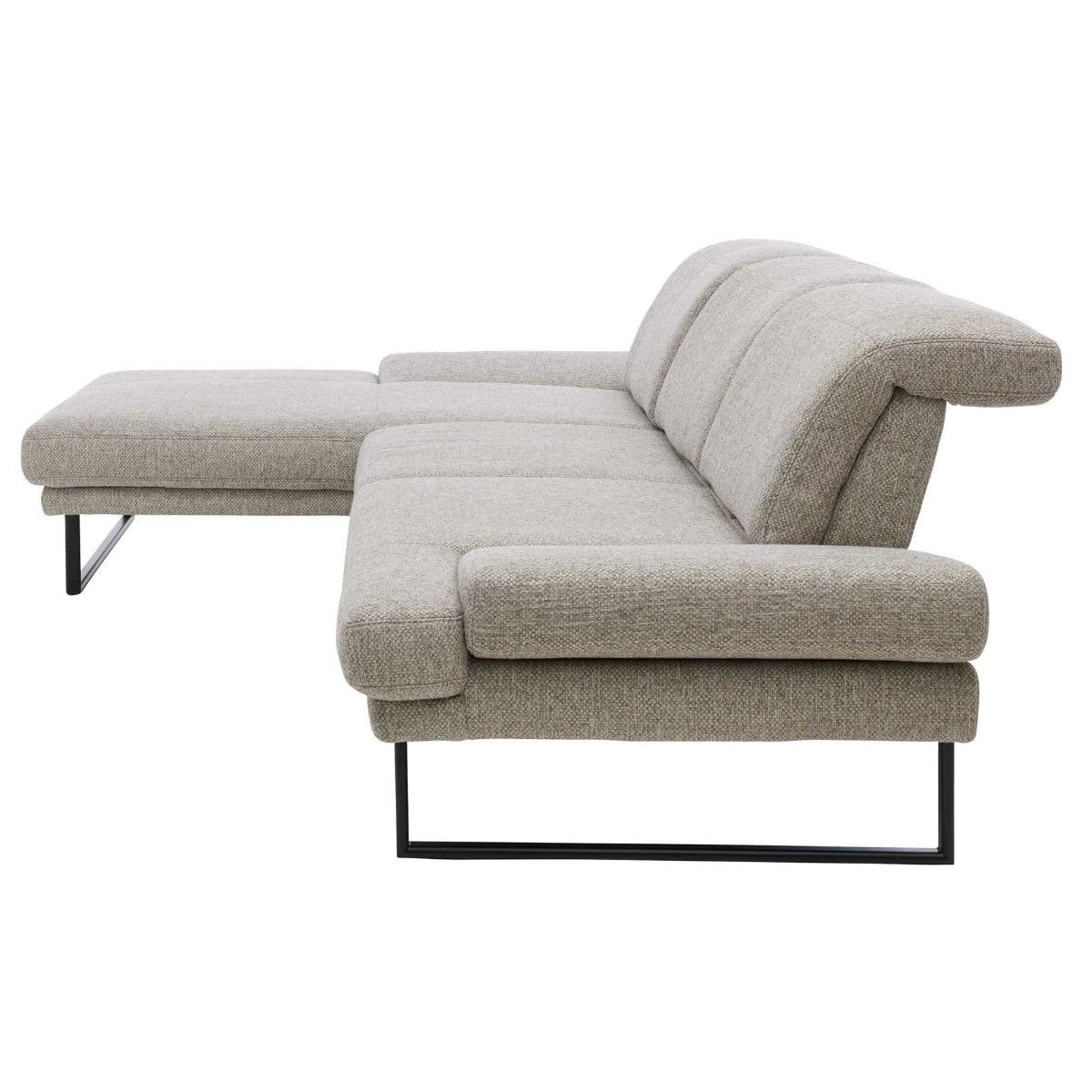 Ecksofa Interliving 4460 von Steinpol Polsteria | IL, silberner Stoff, Chaiselongue links, schwarze Rundfüße.