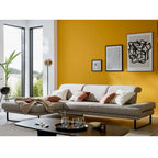 Modernes Wohnzimmer mit dem Ecksofa „Interliving 4460“ von Steinpol Polsteria IL in silbernem Stoff sowie einem schwarzen Couchtisch.