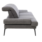 Seitenansicht der Steinpol Polsteria | Das Zweisitzer-Sofa „IL“ von Interliving 4460 in Dunkelgrau mit schwarzen Metallfüßen.