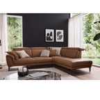 Leder-Ecksofa in Haselnussbraun von Steinpol Polsteria | IL mit Kissen, modernem Design und abstrakter Kunst.
