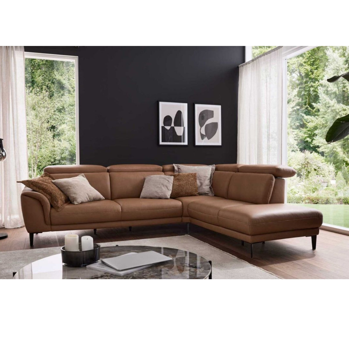 Leder-Ecksofa in Haselnussbraun von Steinpol Polsteria | IL mit Kissen, modernem Design und abstrakter Kunst.
