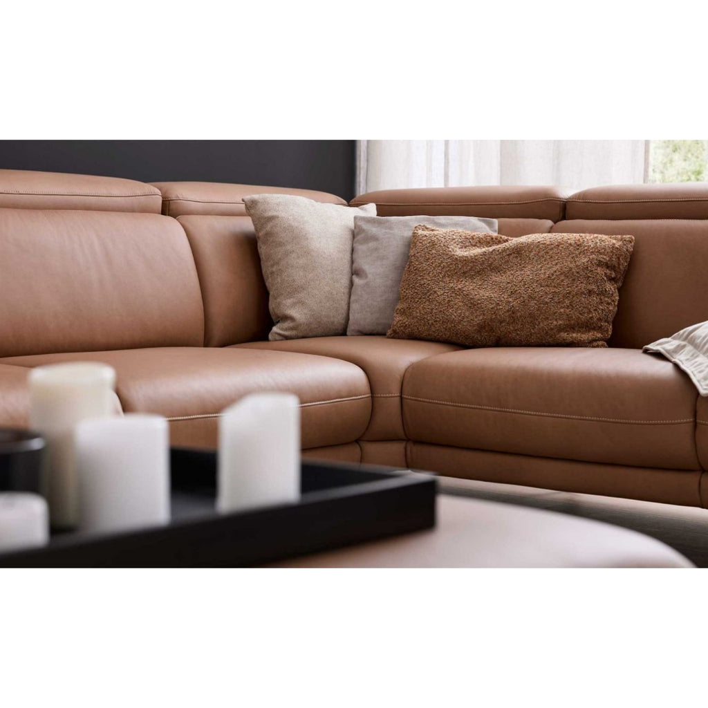 Leder-Ecksofa in Haselnussbraun von Steinpol Polsteria | IL mit schwarzen Metallfüßen, modernem Design und Kissen.
