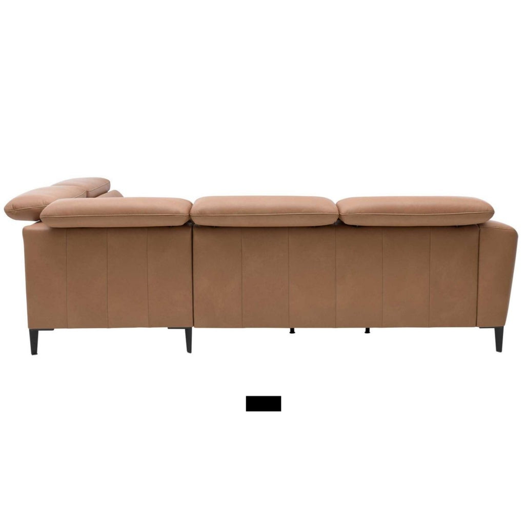 Leder-Ecksofa in Haselnussbraun von Steinpol Polsteria | IL, drei Rückenlehnen, schwarze Metallfüße, Rückansicht.