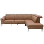 Steinpol Polsteria | IL Leder-Ecksofa in Haselnussbraun mit schwarzen Metallfüßen, vor weißem Hintergrund.