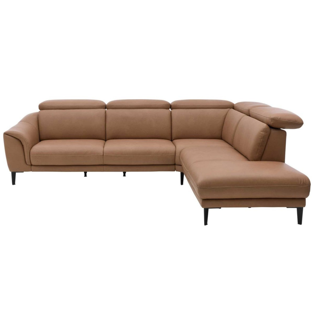 Steinpol Polsteria | IL Leder-Ecksofa in Haselnussbraun mit schwarzen Metallfüßen, vor weißem Hintergrund.