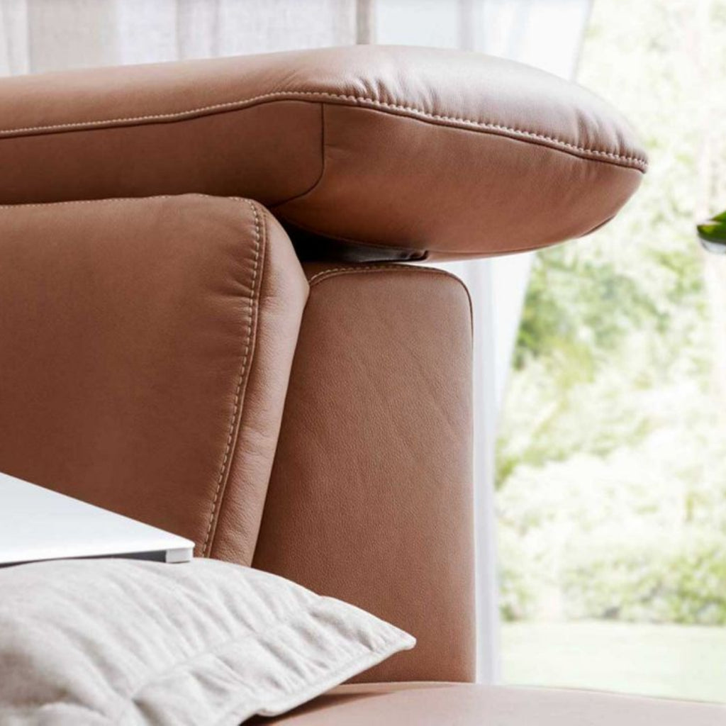 Nahaufnahme eines IL-Leder-Ecksofas von Steinpol Polsteria in Haselnussbraun mit schwarzen Metallfüßen, modernes Design.