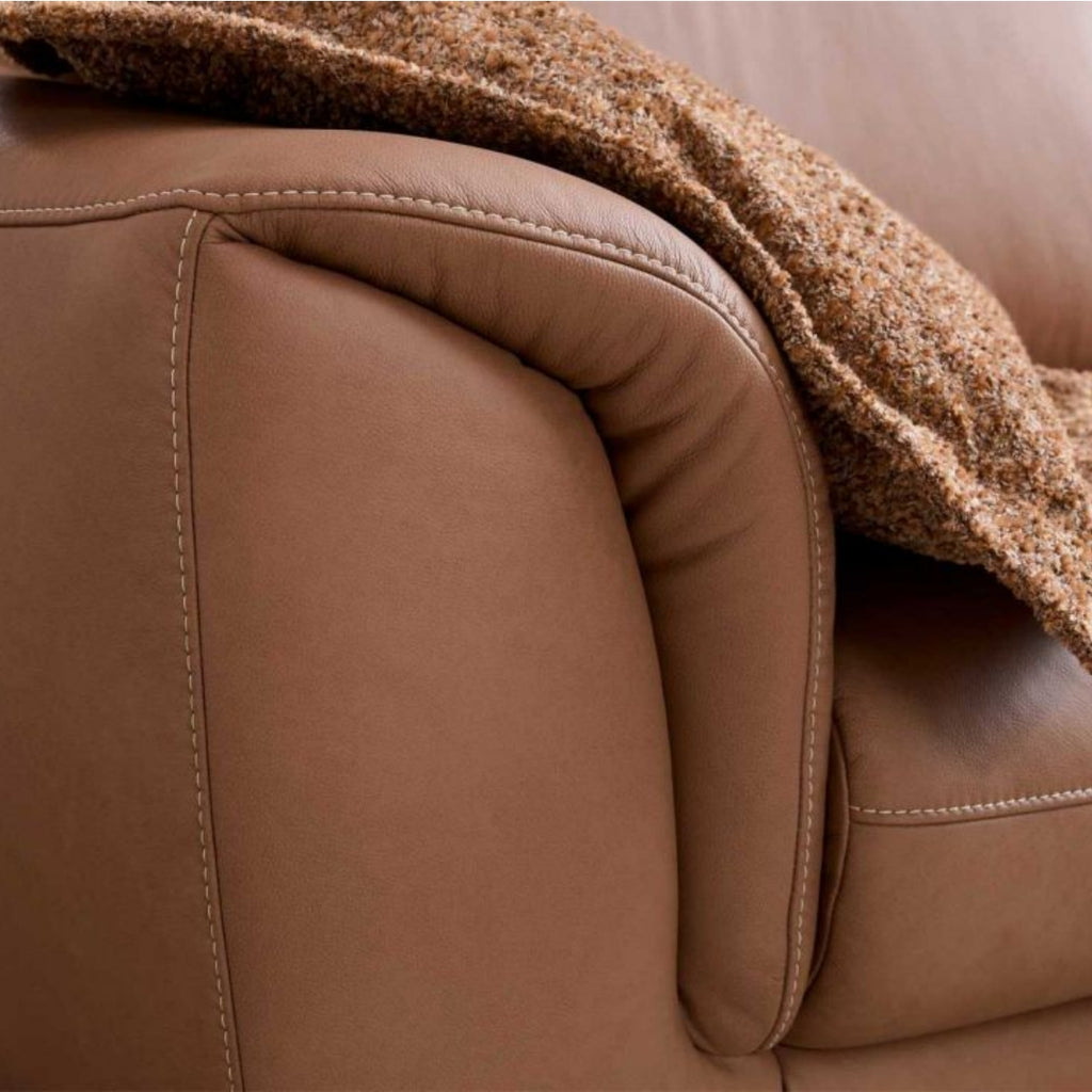 Detailansicht eines Leder-Ecksofas in Haselnussbraun von Steinpol Polsteria | IL, mit schwarzen Metallfüßen und modernem Design.