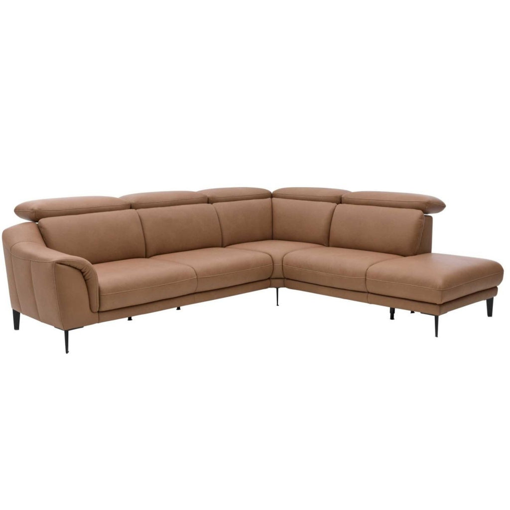 Modernes Ecksofa: haselnussbraunes Leder, schwarze Metallfüße, Steinpol Polsteria | IL, verstellbare Kopfstützen.
