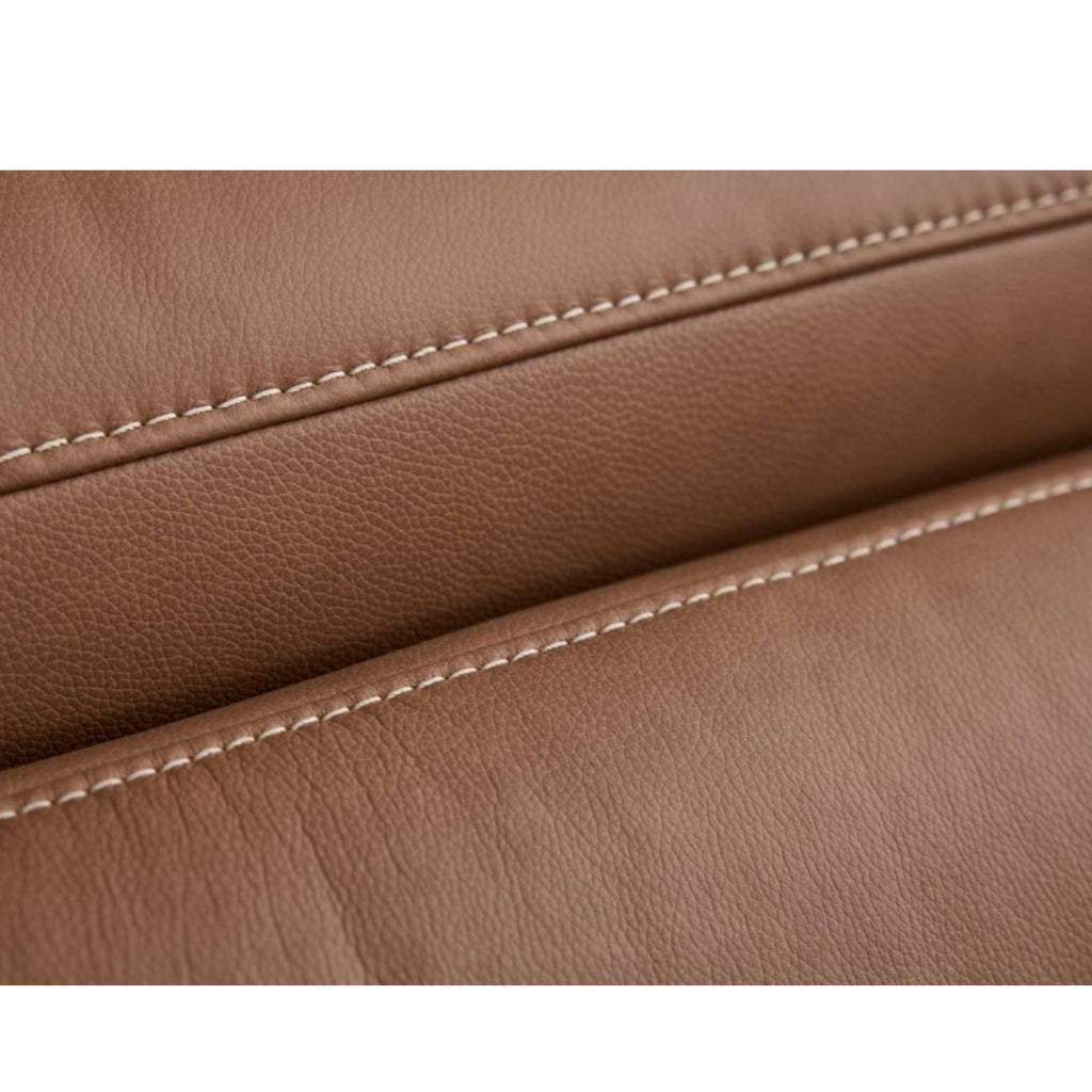 Nahaufnahme des Leder-Ecksofas in Haselnussbraun von Steinpol Polsteria | IL, mit Details zu den Nähten und der Narbung.