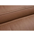 Nahaufnahme des Leder-Ecksofas in Haselnussbraun von Steinpol Polsteria | IL, mit Details zu den Nähten und der Narbung.