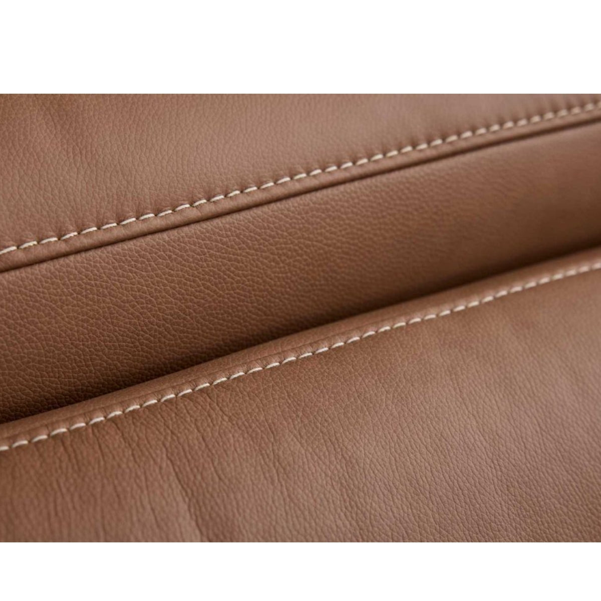 Nahaufnahme des Leder-Ecksofas in Haselnussbraun von Steinpol Polsteria | IL, mit Details zu den Nähten und der Narbung.