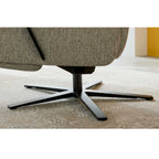 Nahaufnahme des Relaxsessels „Steinpol Polsteria“ in Silbergrau mit manueller Verstellung, schwarzem Fußgestell, auf einem gemusterten Teppich.