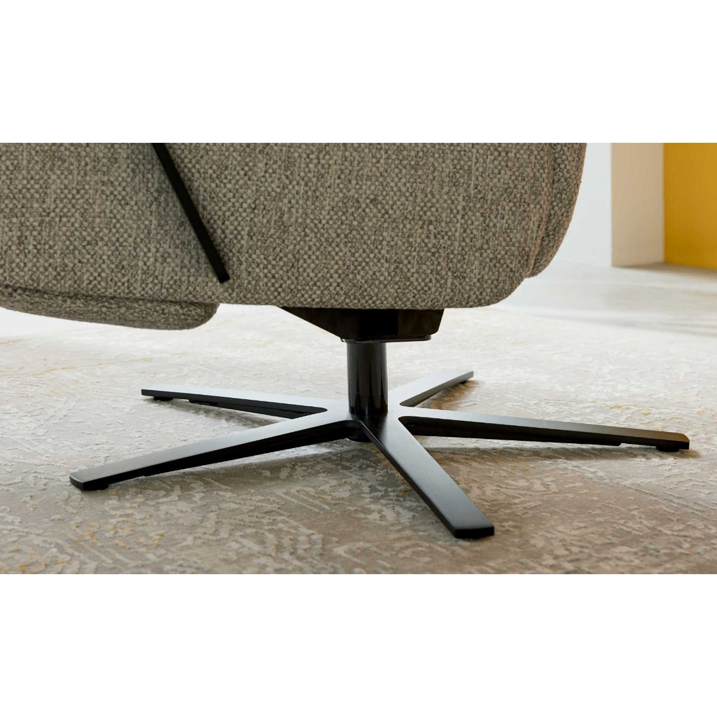 Nahaufnahme eines „IL Relaxsessel“ von Steinpol Polsteria in Silbergrau mit manuellen Relaxfunktionen auf einem hell gemusterten Teppich.