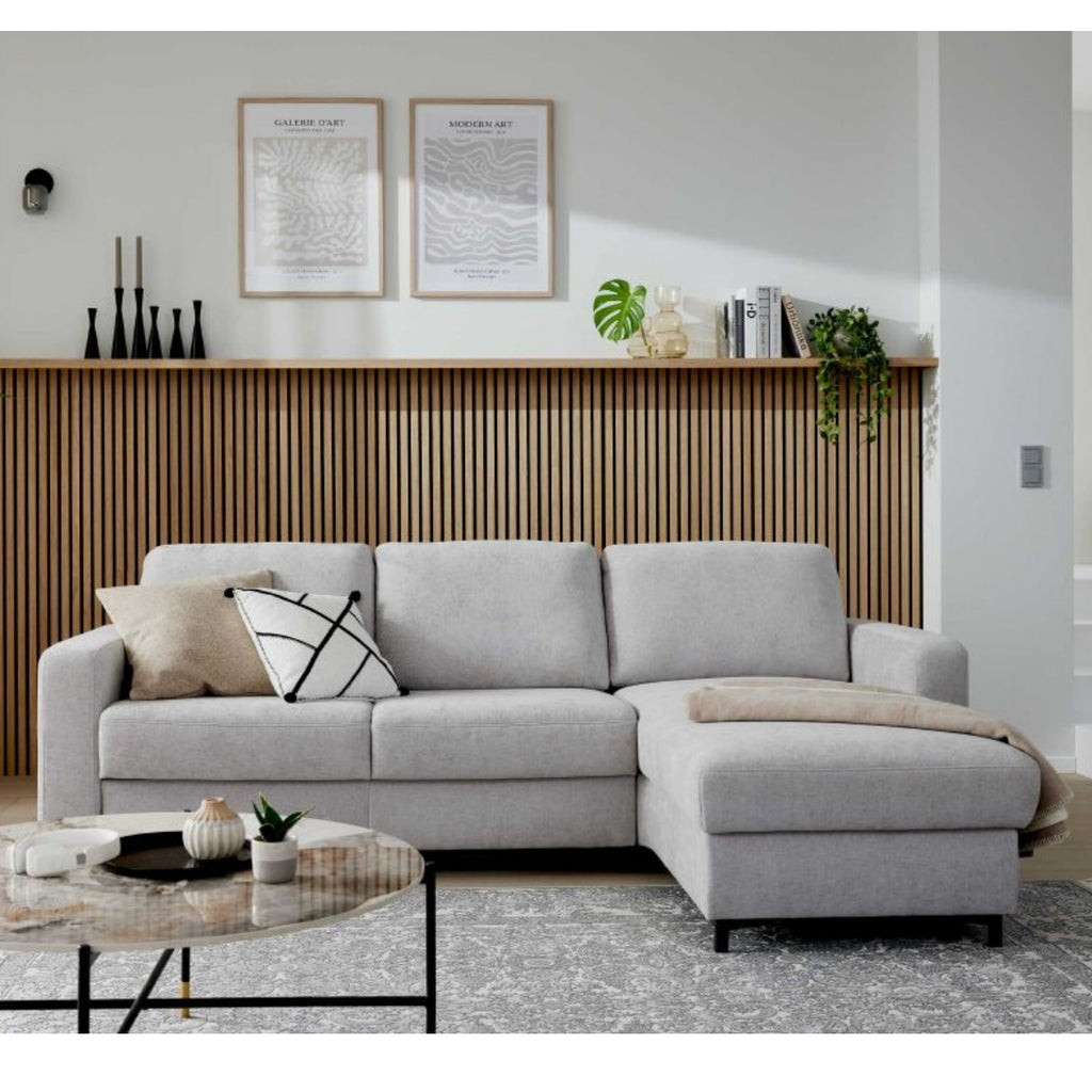 HUKLA® Interliving 4700 Eckkombination „Toni“ in Silber, Kaltschaum, moderne Dekoration und Holzdetails im Zimmer.