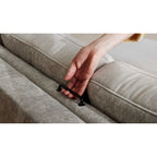 Ein schwarzer Griff an einer Interliving 4700 Eckkombination in der Farbe „Toni Silber“ von HUKLA® Comfortbetten | Abb.