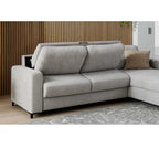 Interliving 4700 Ecksofa in der Farbe „Toni Silver“ von HUKLA®, Kaltschaum, Thermo-Bezug, schwarze Füße, auf einem gemusterten Teppich.