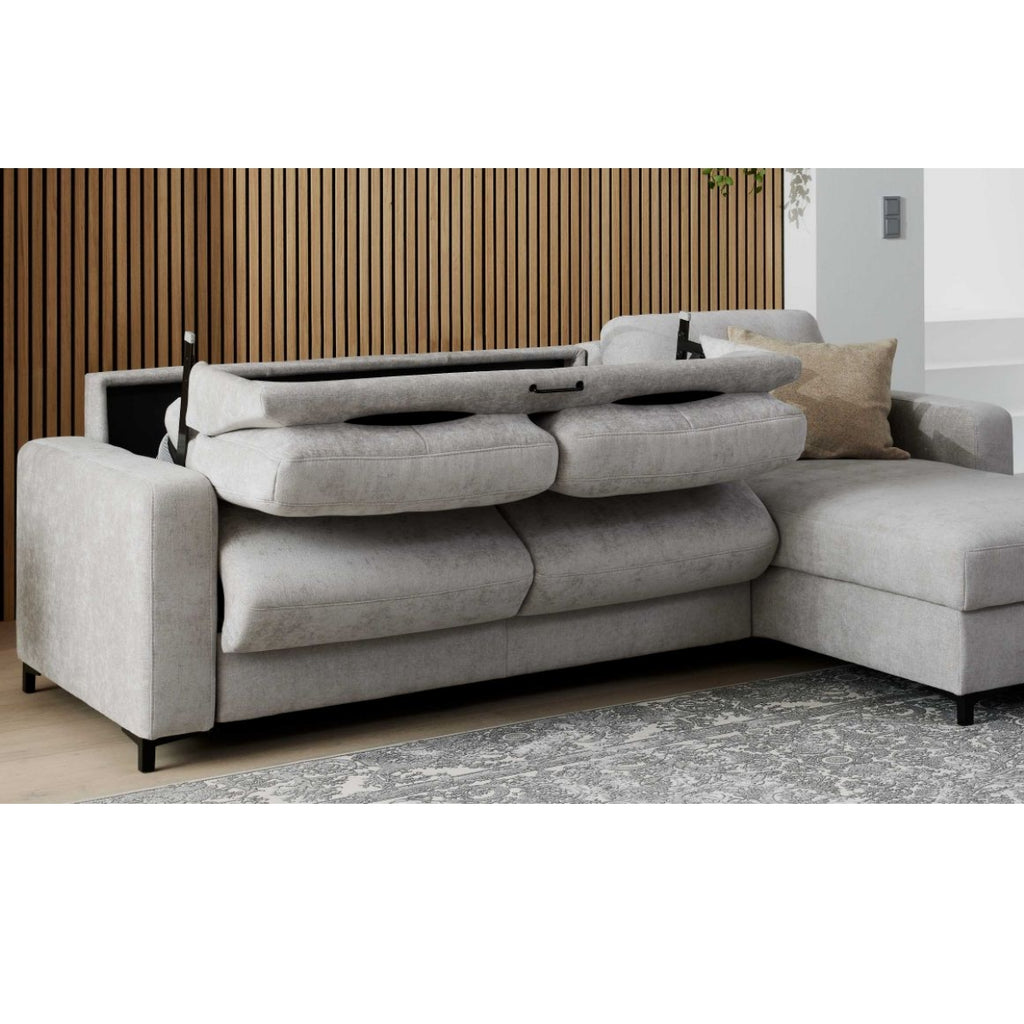 Toni Silver Interliving 4700 Eckkombination mit Kopfstützen in einem modernen Raum, mit Holzlattenwand, von HUKLA® Comfortbetten | IL.