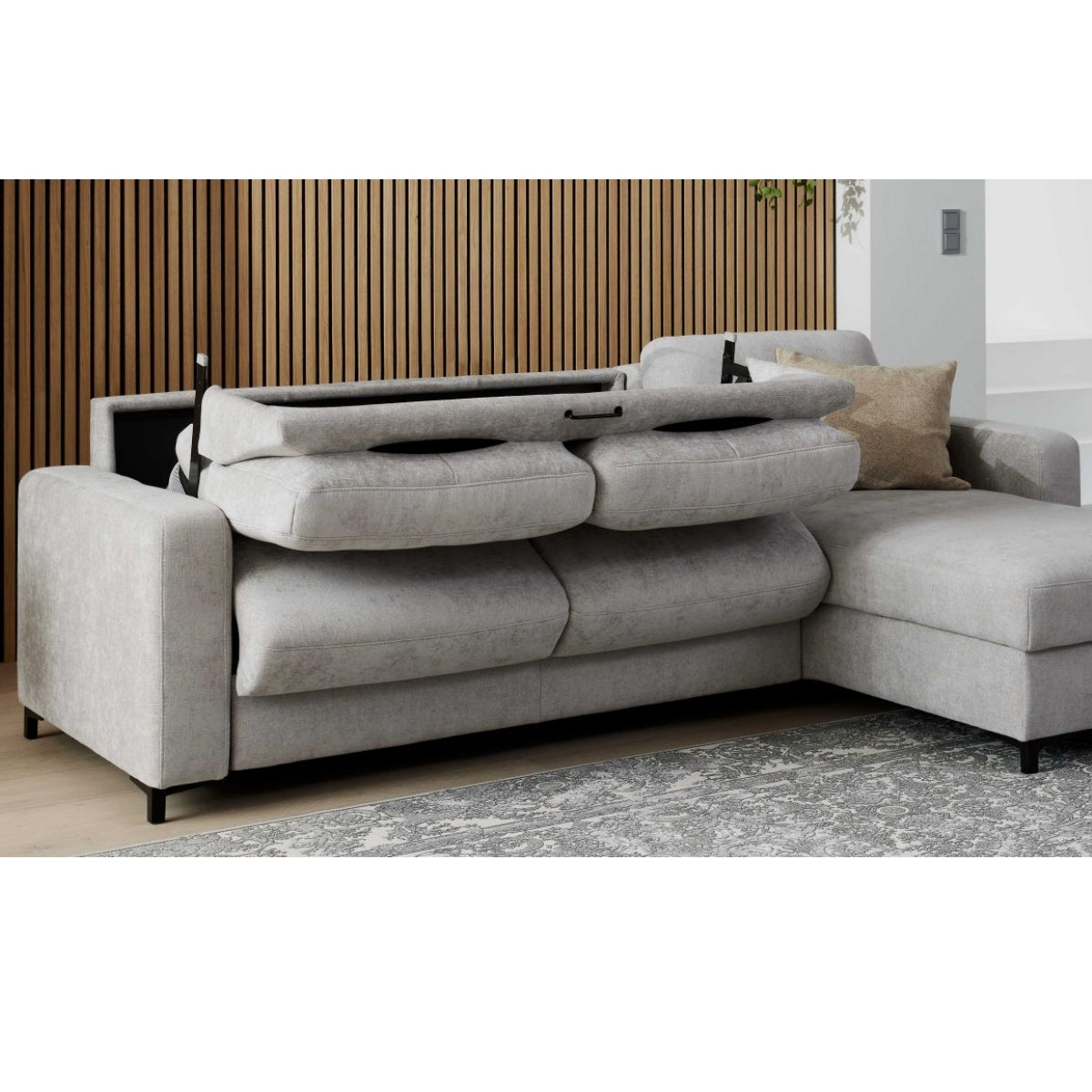 Toni Silver Interliving 4700 Eckkombination mit Kopfstützen in einem modernen Raum, mit Holzlattenwand, von HUKLA® Comfortbetten | IL.