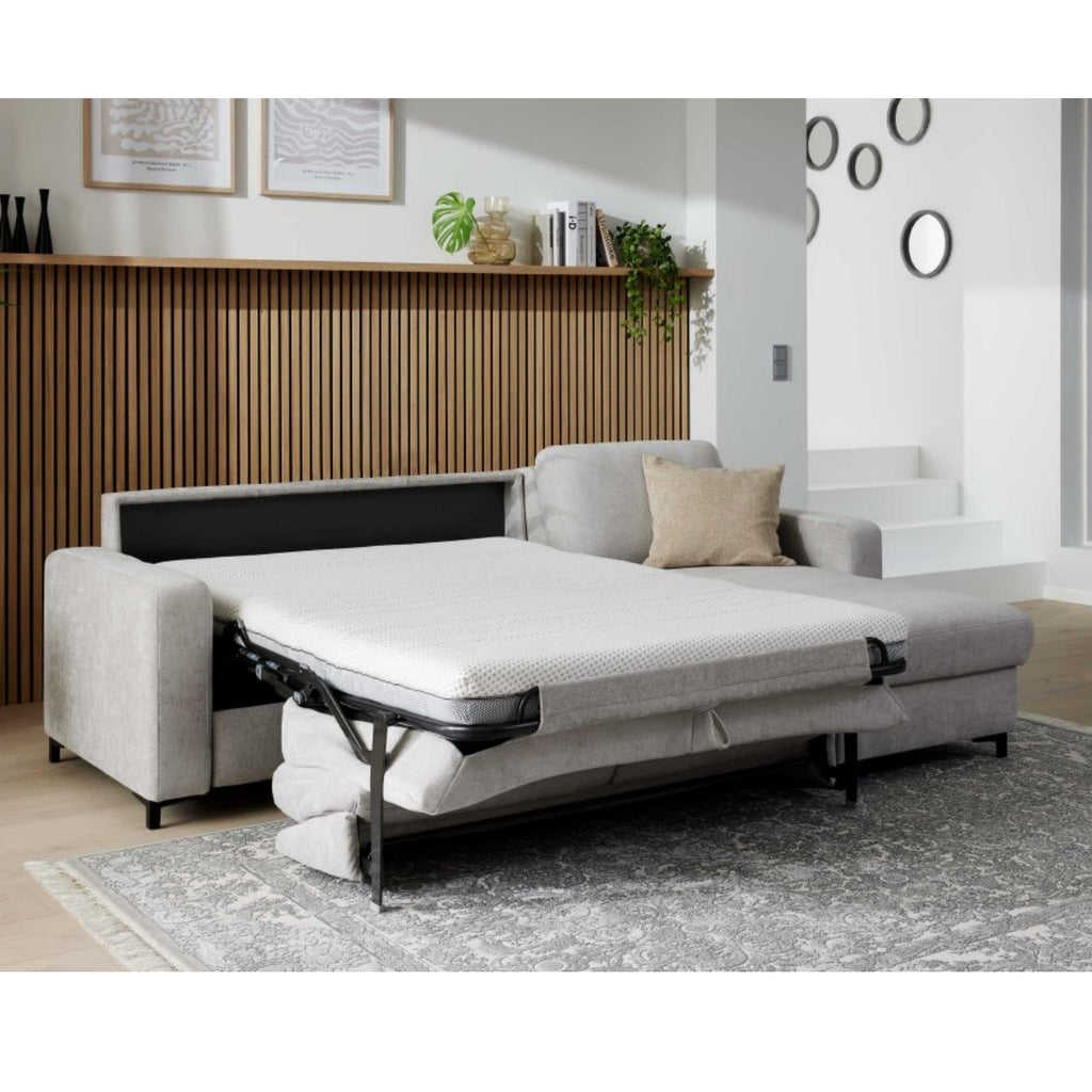 Bett „Interliving 4700“ in der Farbe „Toni Silver“ von HUKLA® Comfortbetten | IL, hier ausgezogen in einem eleganten Wohnzimmer mit Holzakzenten.