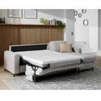 Bett „Interliving 4700“ in der Farbe „Toni Silver“ von HUKLA® Comfortbetten | IL, hier ausgezogen in einem eleganten Wohnzimmer mit Holzakzenten.