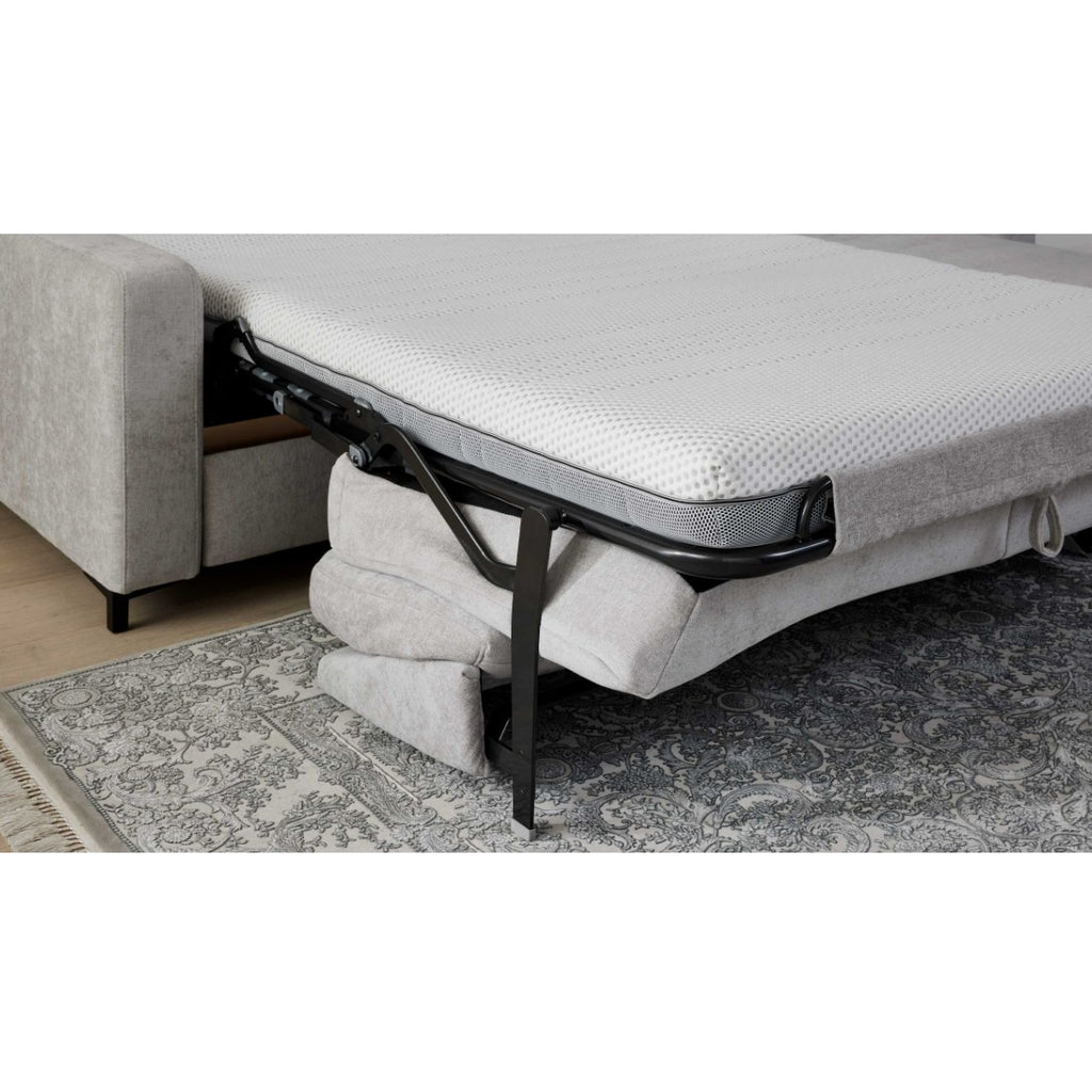 Nahaufnahme eines grauen Schlafsofas „Interliving 4700 Eckkombination“ von HUKLA®, Farbe „Toni Silber“, in einem gemütlichen Wohnzimmer.