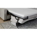Nahaufnahme eines grauen Schlafsofas „Interliving 4700 Eckkombination“ von HUKLA®, Farbe „Toni Silber“, in einem gemütlichen Wohnzimmer.