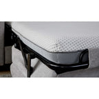 Nahaufnahme der HUKLA® Interliving 4700-Matratze mit Thermo Cover Stretch, schwarzen Metallfüßen und dem Stoff „Toni“ in Silber.
