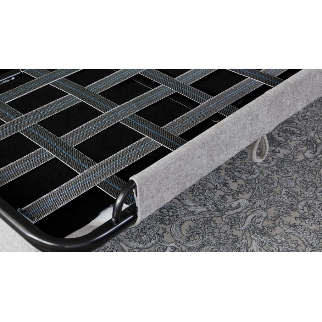 Detailansicht der HUKLA® Interliving 4700 Eckkombination, Schaumstoffmatratze, schwarze Füße, Stoff „Toni“ in Silber auf Teppichboden.