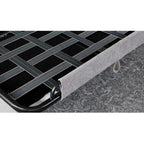 Detailansicht der HUKLA® Interliving 4700 Eckkombination, Schaumstoffmatratze, schwarze Füße, Stoff „Toni“ in Silber auf Teppichboden.