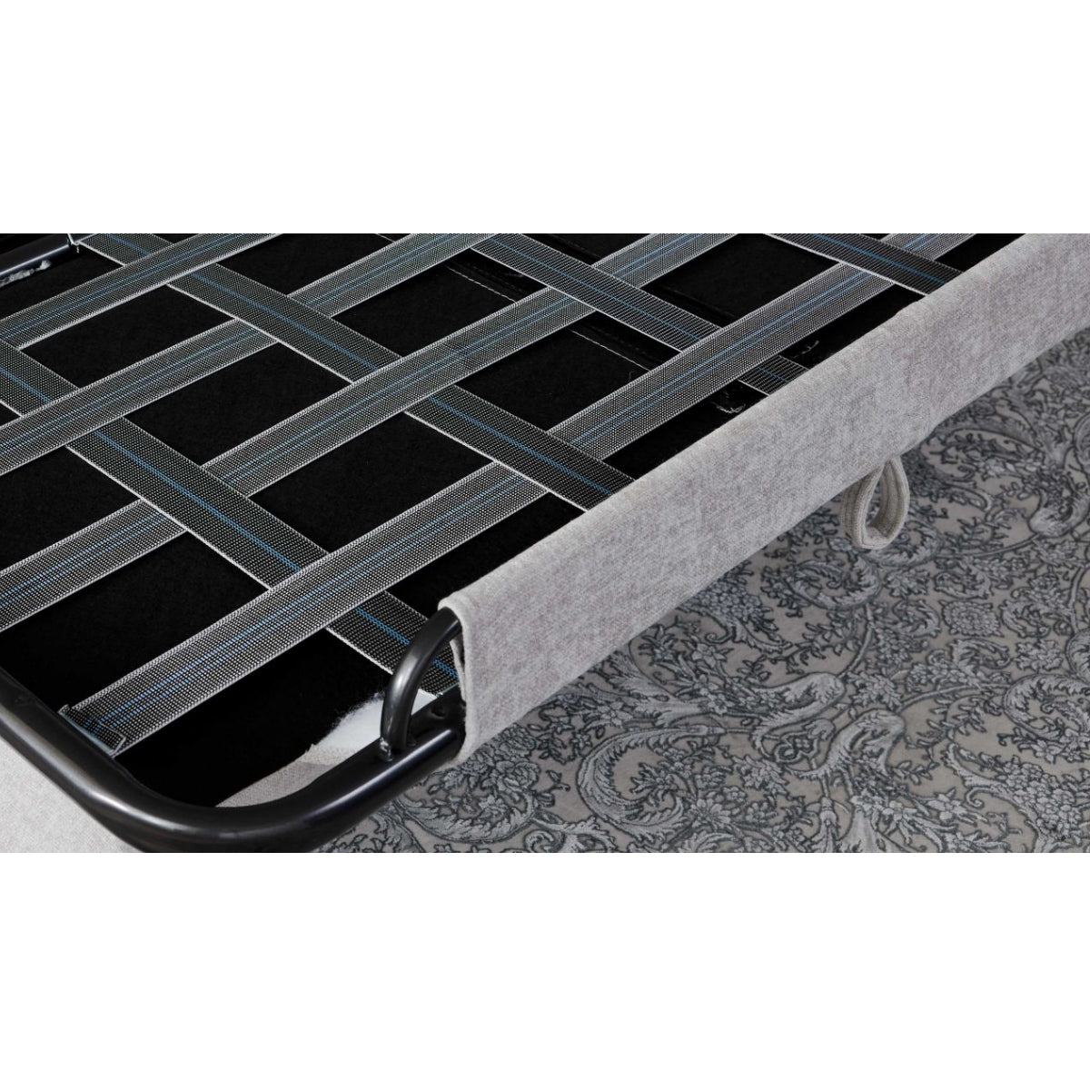 Detailansicht der HUKLA® Interliving 4700 Eckkombination, Schaumstoffmatratze, schwarze Füße, Stoff „Toni“ in Silber auf Teppichboden.