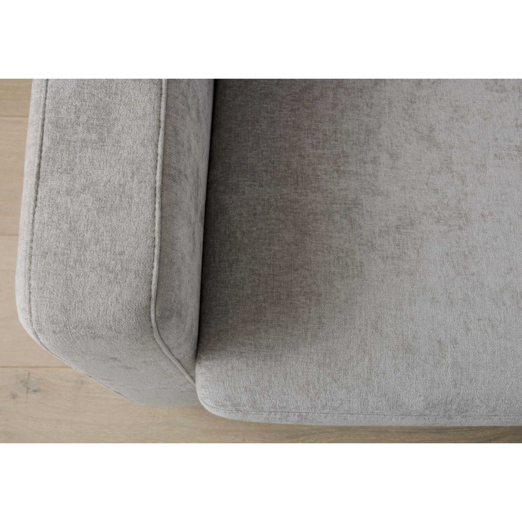 Nahaufnahme des Ecksofas „Interliving 4700“ in der Farbe „Toni Silber“ von HUKLA® Comfortbetten, von oben auf einem Holzboden betrachtet.