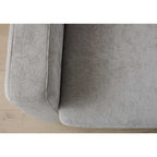 Nahaufnahme des Ecksofas „Interliving 4700“ in der Farbe „Toni Silber“ von HUKLA® Comfortbetten, von oben auf einem Holzboden betrachtet.