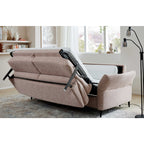 Ein rosa Schlafsofa der Interliving Serie 4700 von HUKLA® steht ausgeklappt in einem hellen Raum mit großen Fenstern und schlichter Einrichtung.