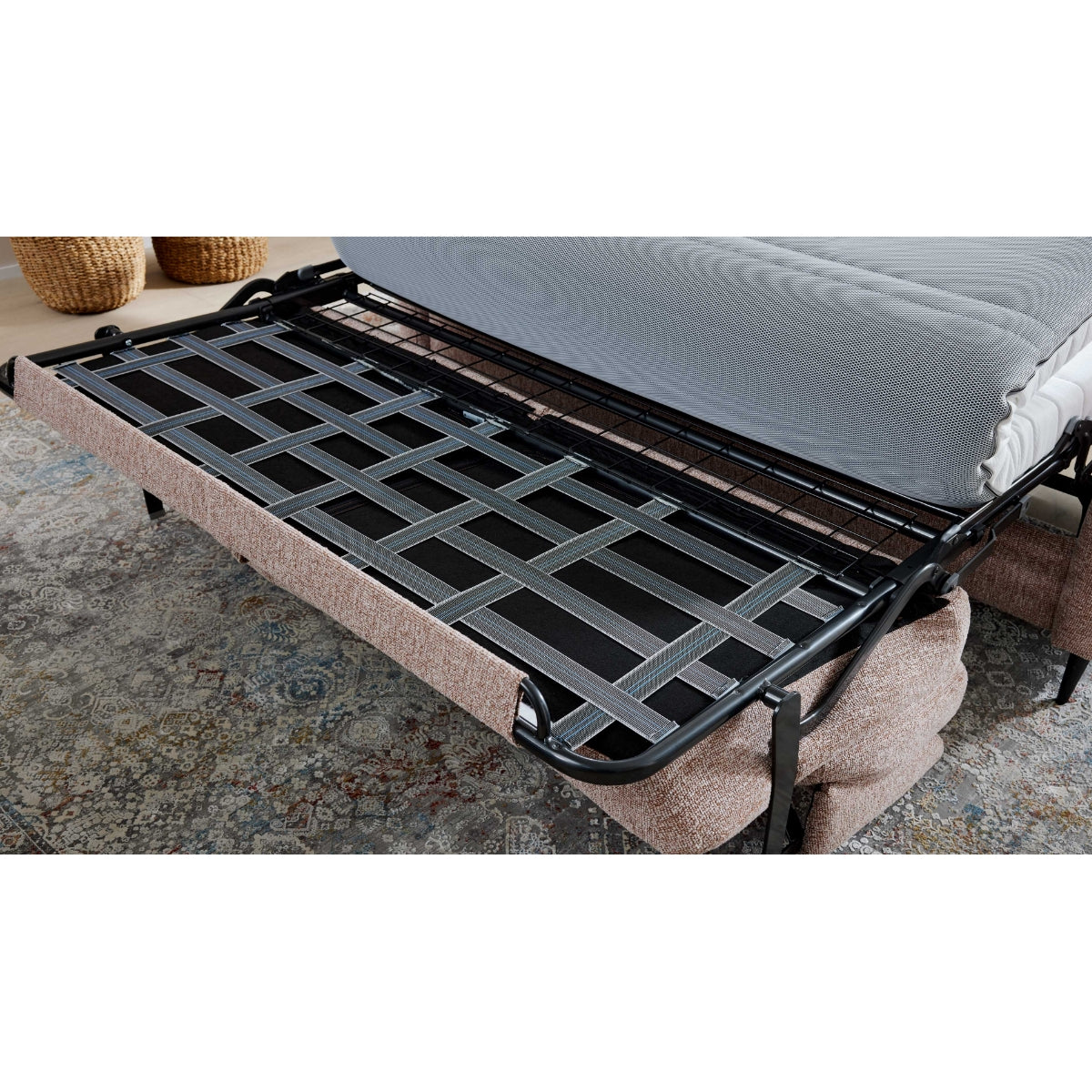 Schlafsofa „Interliving Serie 4700“, teilweise ausgeklappt, um die Kaltschaummatratze und die schwarzen Aluminiumfüße von HUKLA® zu zeigen.