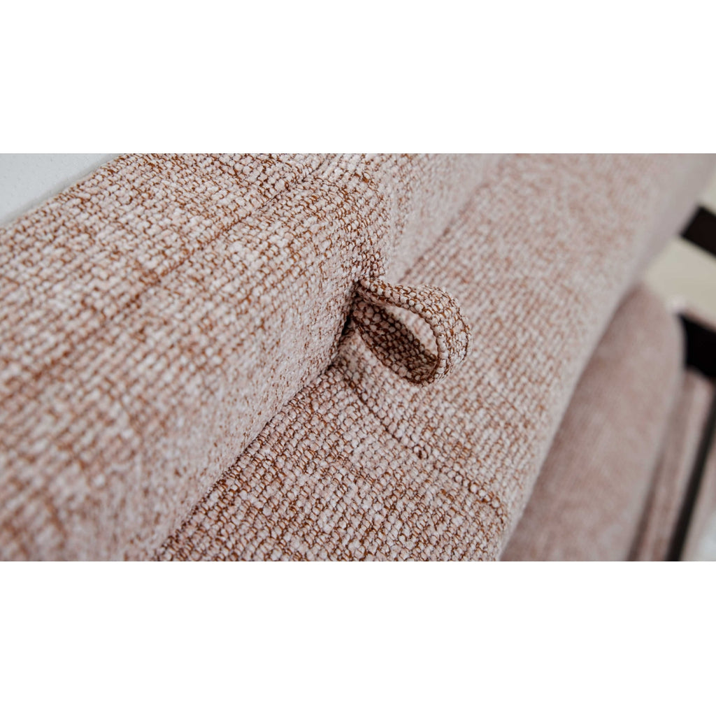 Detailansicht der „Loft Siena“-Polsterung und der Schlaufe am HUKLA® Comfortbetten Interliving Serie 4700 für stilvollen, funktionalen Komfort.