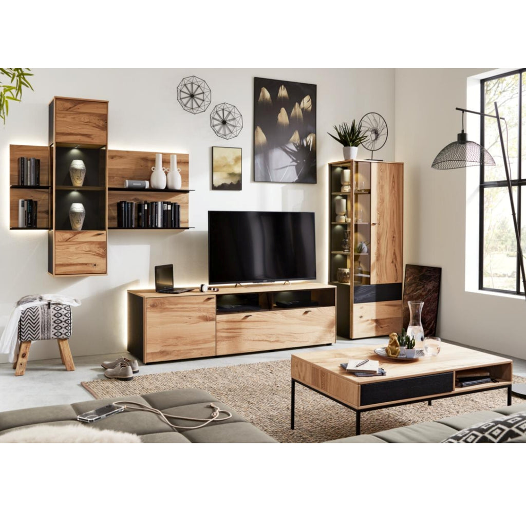 Modernes Wohnzimmer mit VENJAKOB | IL Interliving 5604 Couchtisch aus Eiche, Wandregalen und dekorativen Kunstakzenten.