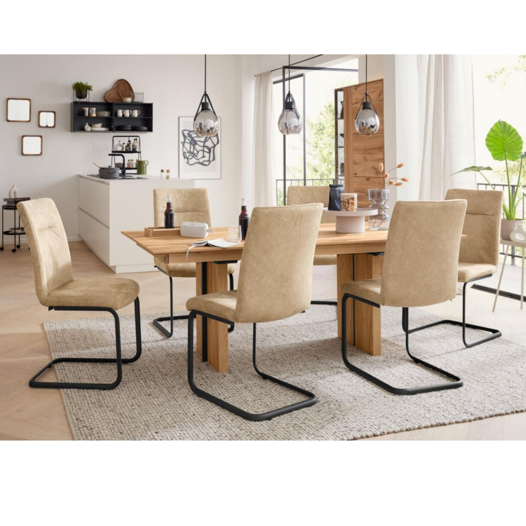 Modernes Esszimmer mit VENJAKOB | IL Interliving 5604 Esstisch, 6 beige Stühle, Pendelleuchten und Naturlook.